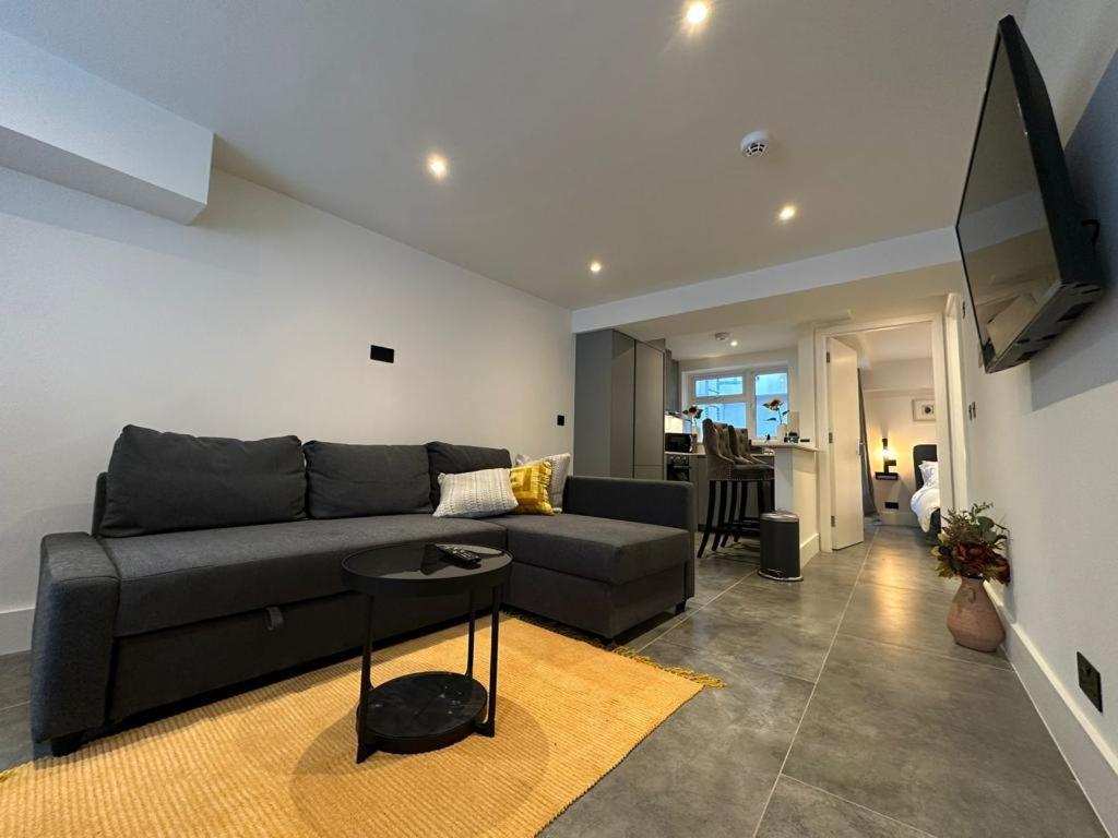 Two Bedroom House In Kilburn Лондон Экстерьер фото