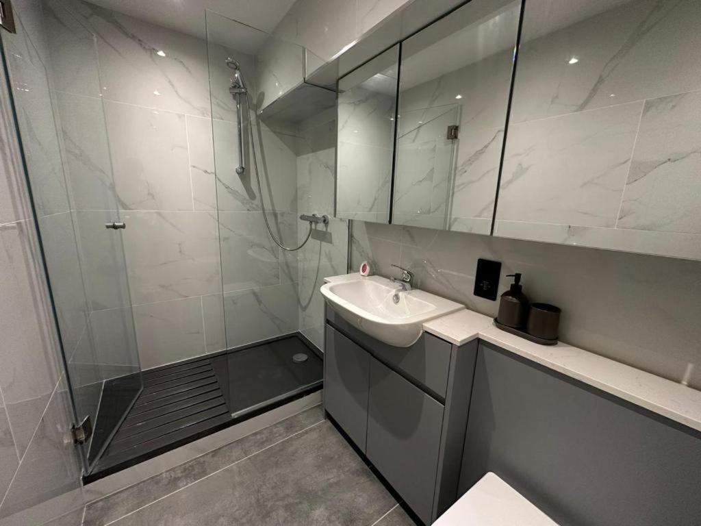 Two Bedroom House In Kilburn Лондон Экстерьер фото